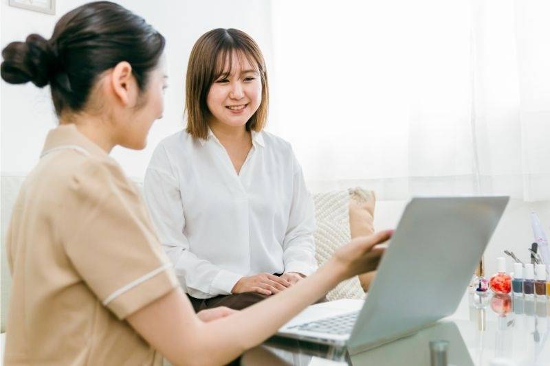初めてのネイルサロンの流れを解説！初心者の施術準備から予約方法まで